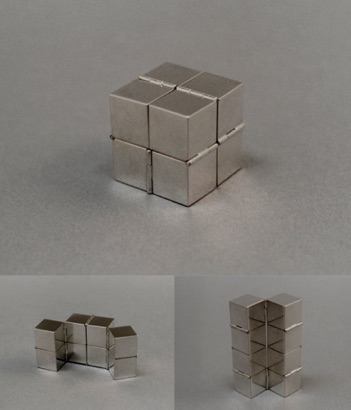 Kub av kuber.
Åtta stycken kuber
sammanfogade med charner.
Storlek 25 x 25 cm.
Silver (1989).